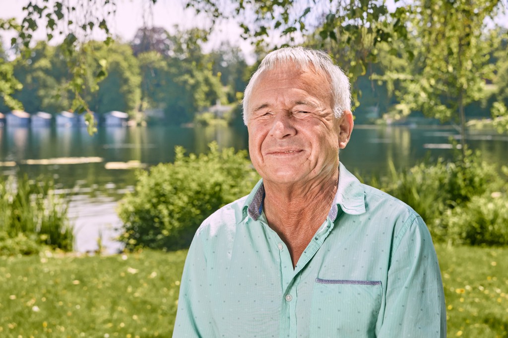 Foto von einem lächelnden Claus Angerbauer. Im Hintergrund die Badehütten am Weßlinger See